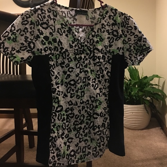 Cherokee Scrub Top - Picture 2 of 4